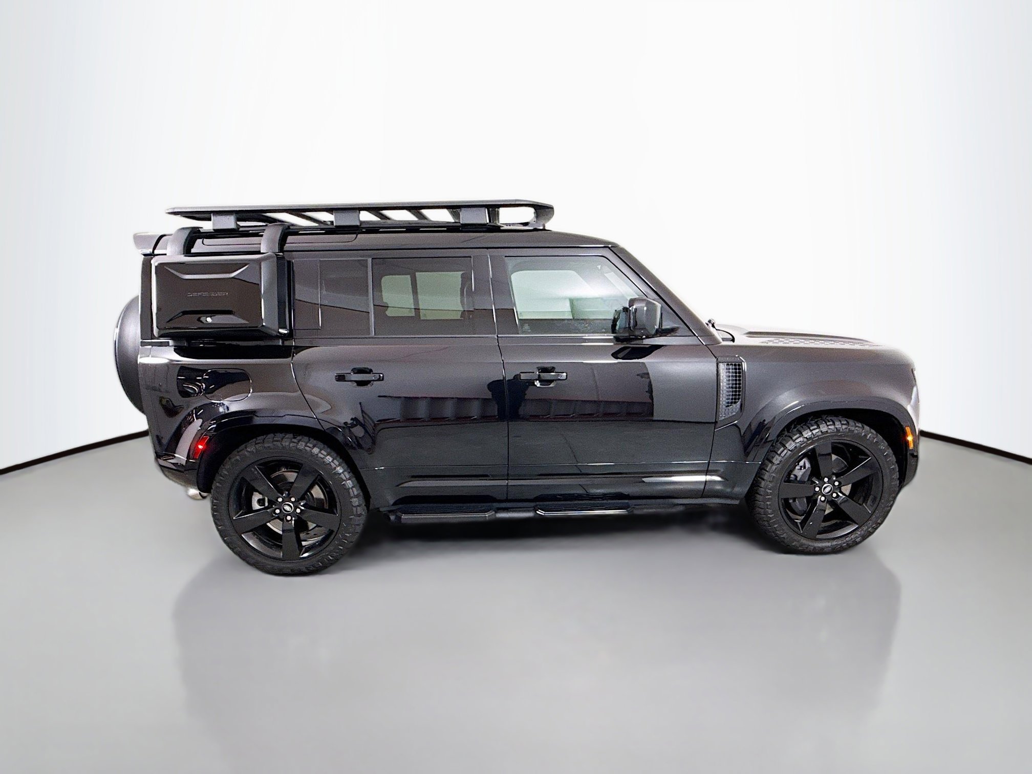 Used 2025 Land Rover Defender 110 X-Dynamic SE image 8