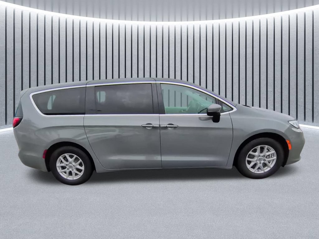 Used 2023 Chrysler Pacifica Touring-L FWD image 16