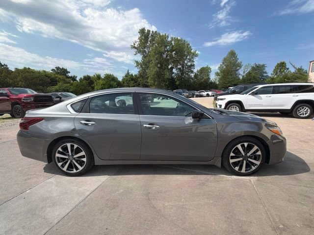 Used 2017 Nissan Altima 2.5 SR FWD image 2