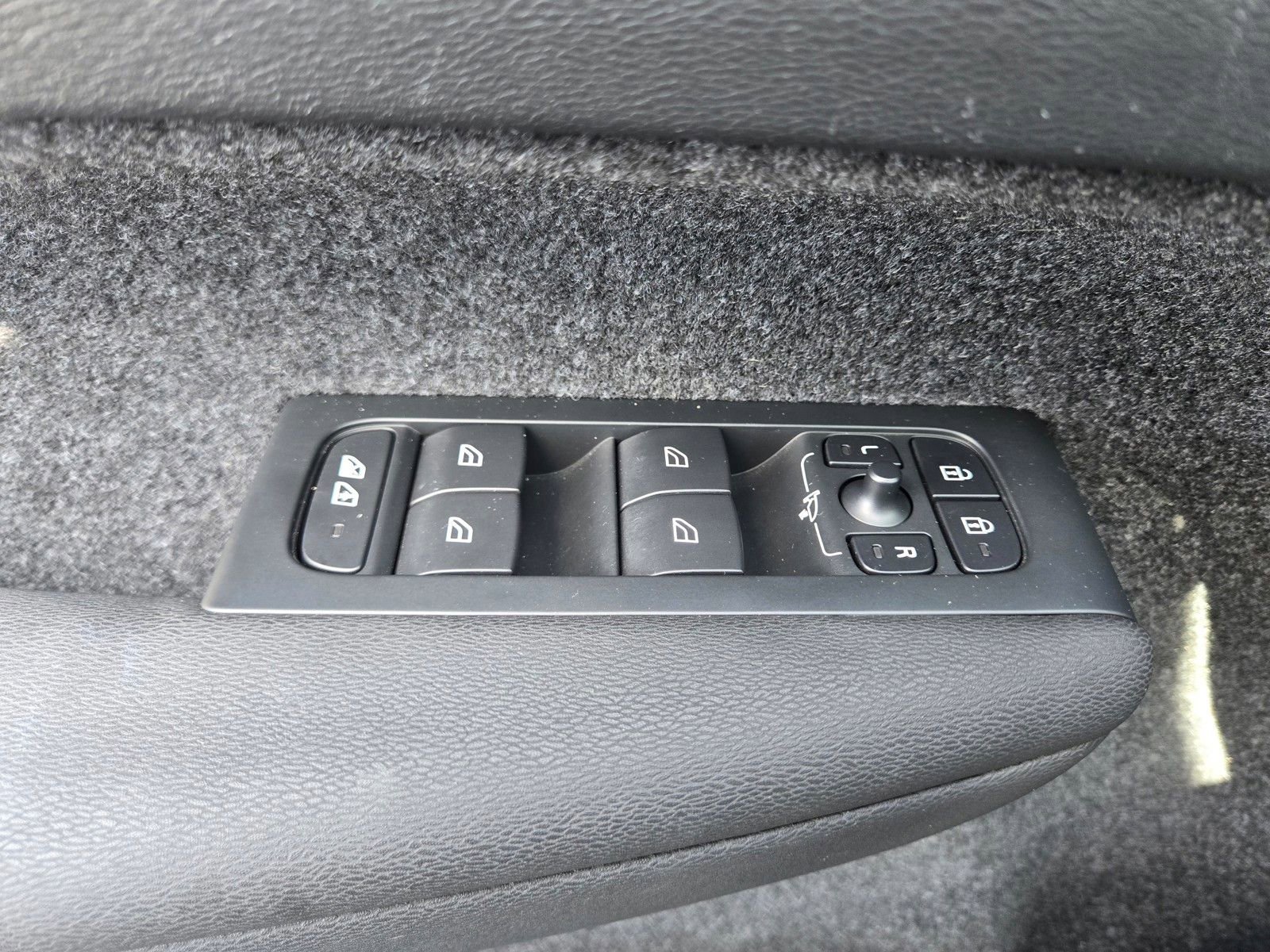 Certified 2023 Volvo C40 P8 Recharge Ultimate w/ Protection Package Premier image 26