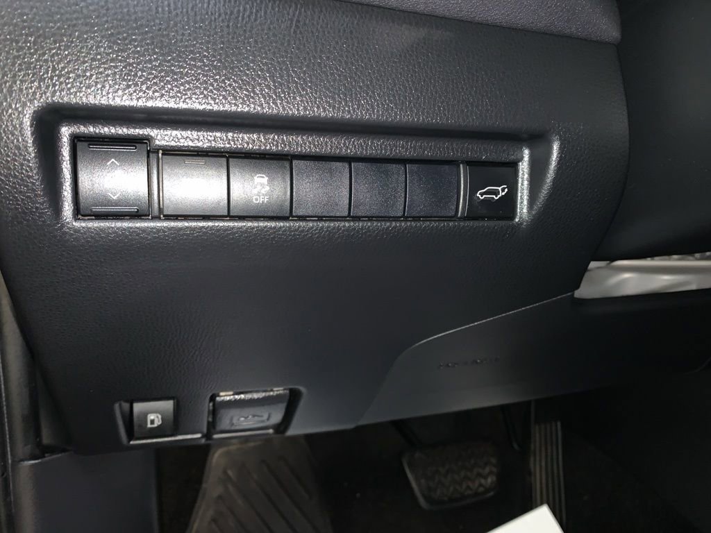 Used 2021 Toyota Venza LE image 28