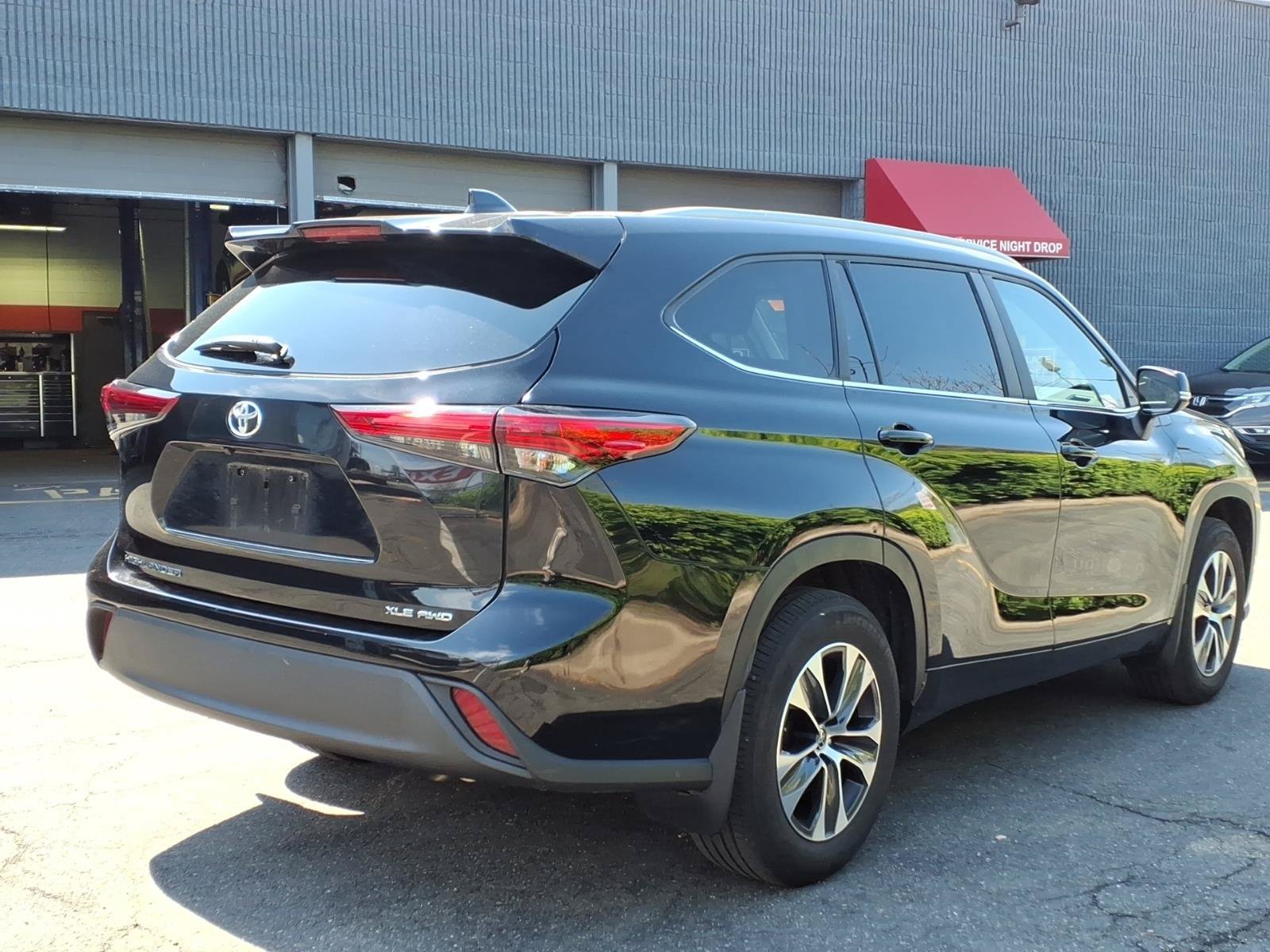 Used 2023 Toyota Highlander XLE AWD/4WD image 6