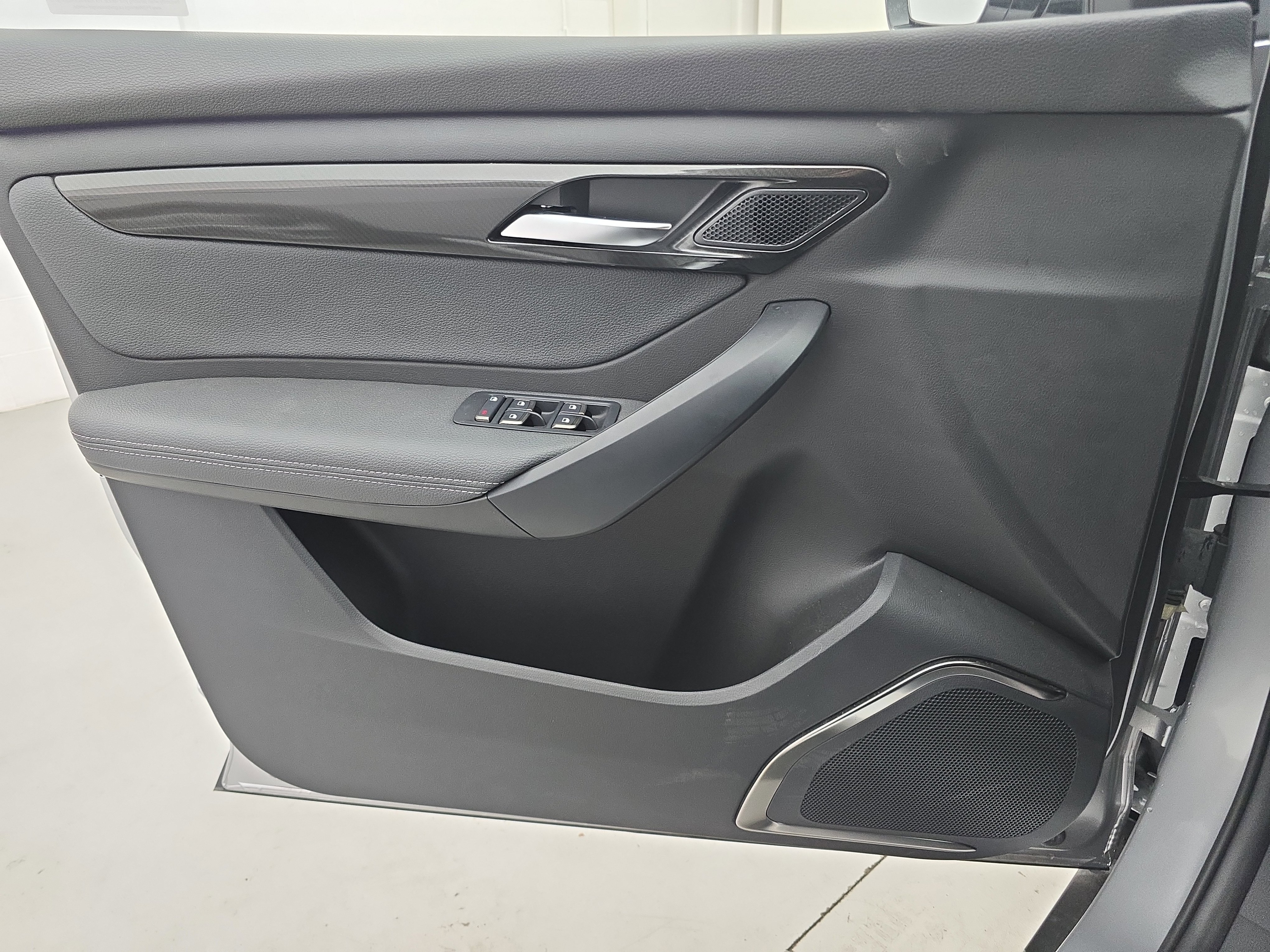 New 2025 VinFast VF 8 Eco image 24