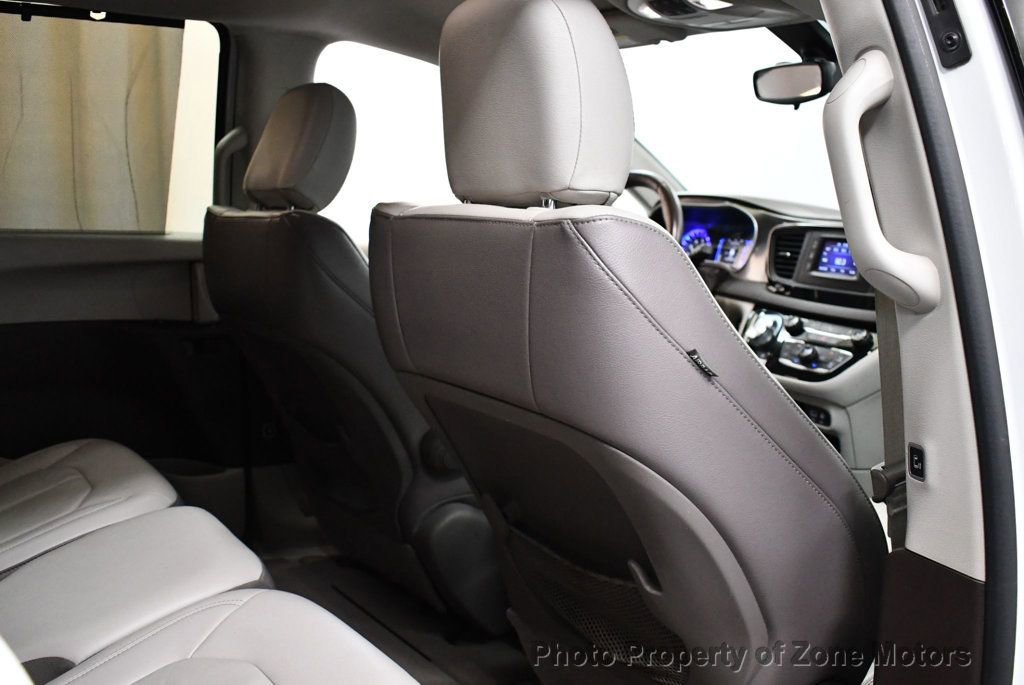 Used 2017 Chrysler Pacifica Touring-L image 15