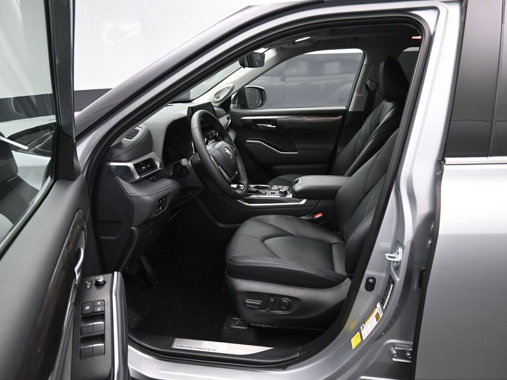 Certified 2025 Toyota Highlander Platinum image 11