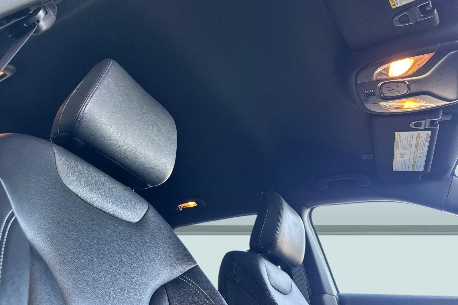 Used 2025 Jeep Compass Limited image 25