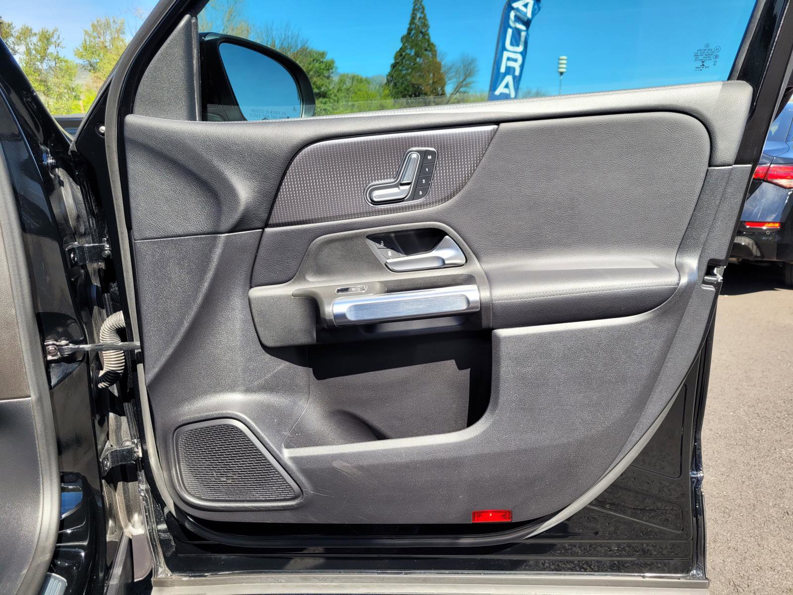 Used 2021 Mercedes-Benz GLB 250 4MATIC w/ Premium Package image 22