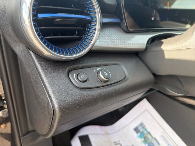 Used 2025 Chevrolet Trax LT w/ LT Convenience Package image 14