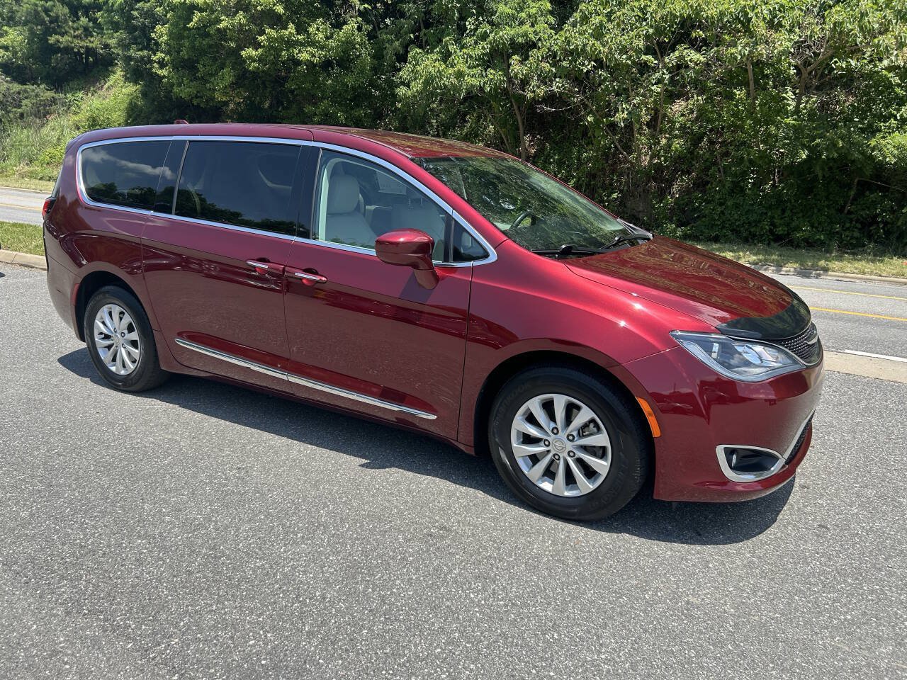 Used 2017 Chrysler Pacifica Touring-L FWD image 8