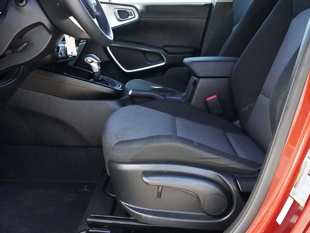 Used 2025 Kia Soul LX w/ LX Technology Package FWD image 23