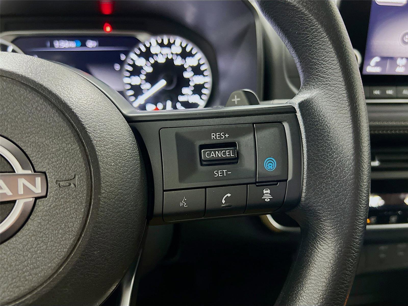 Used 2024 Nissan Rogue SV image 32