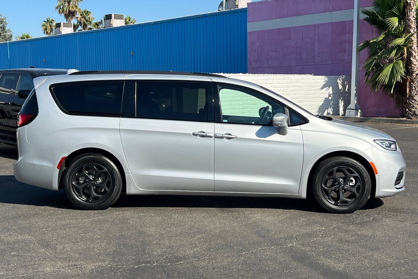 Used 2022 Chrysler Pacifica Limited w/ Uconnect Theater Family Group FWD image 3