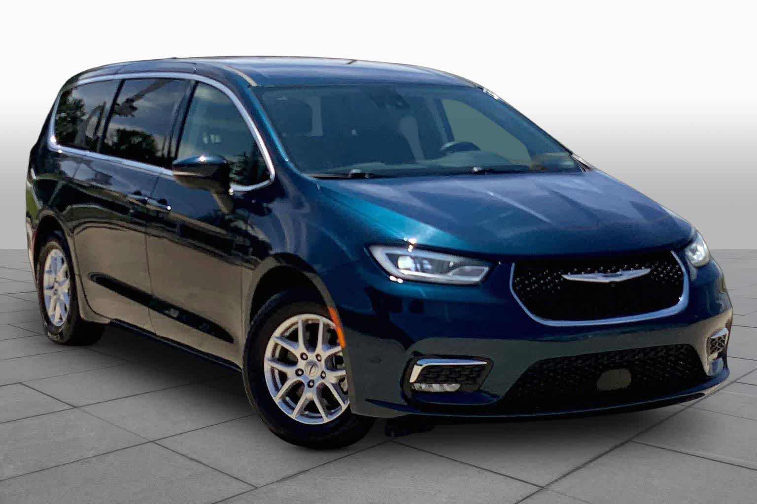 Used 2023 Chrysler Pacifica Touring-L FWD image 3