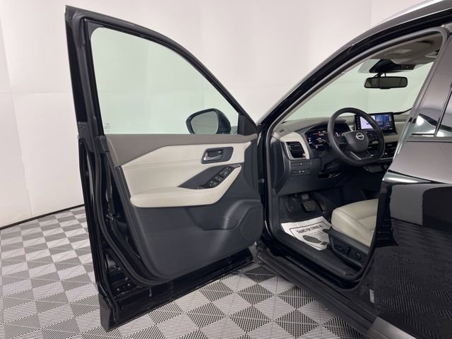 Used 2025 Nissan Rogue SL image 16