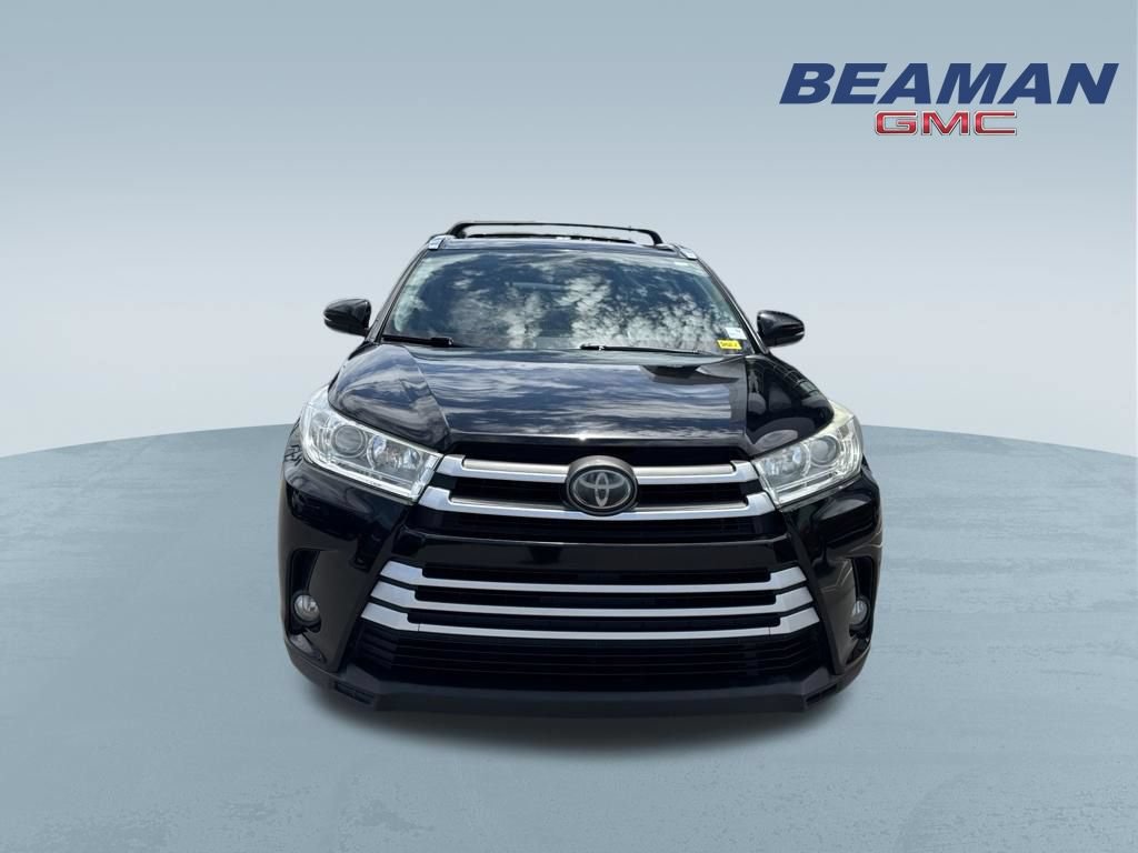 Used 2019 Toyota Highlander XLE FWD image 2
