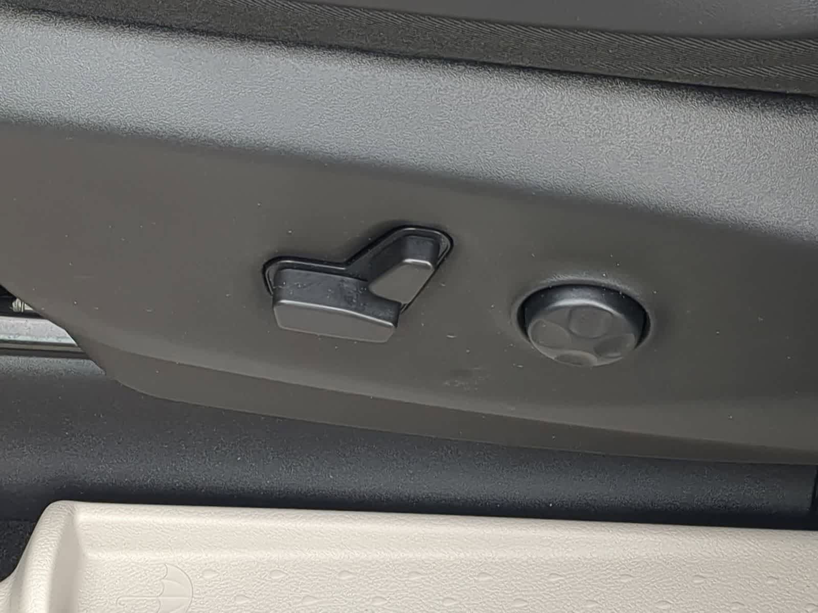 Used 2023 Chrysler Pacifica Touring-L FWD image 17