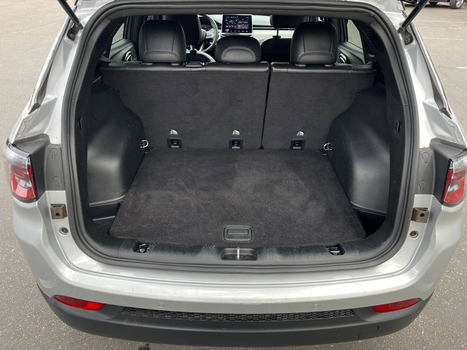 Used 2025 Jeep Compass Limited image 32