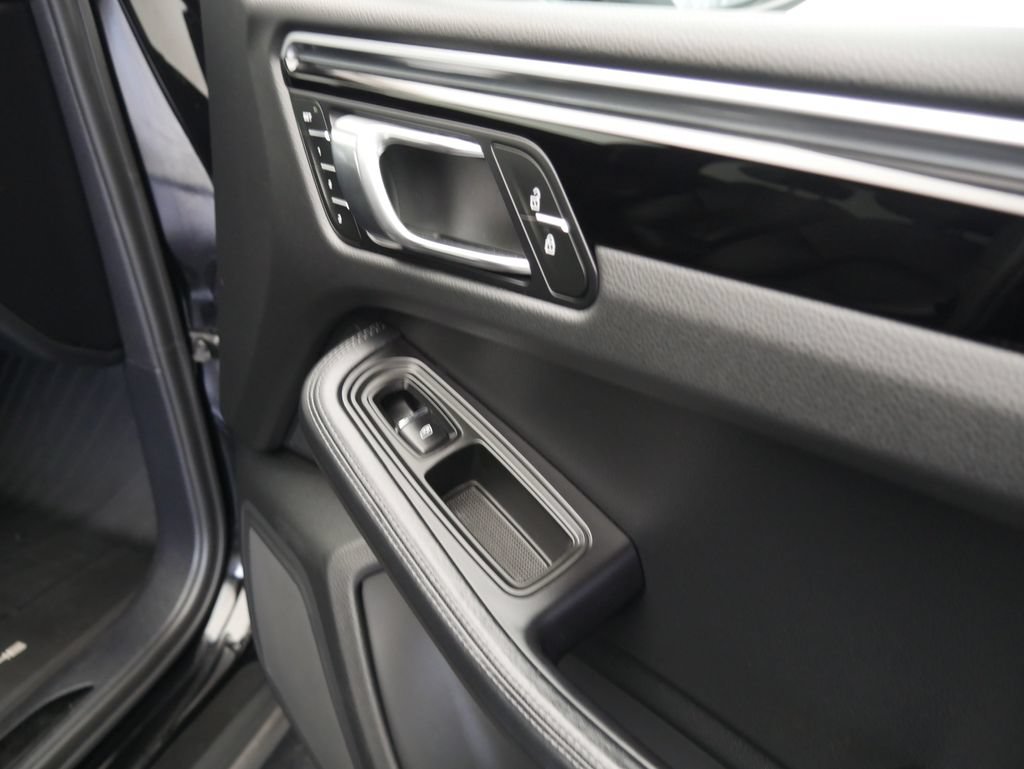 Certified 2023 Porsche Macan Turbo AWD/4WD image 23