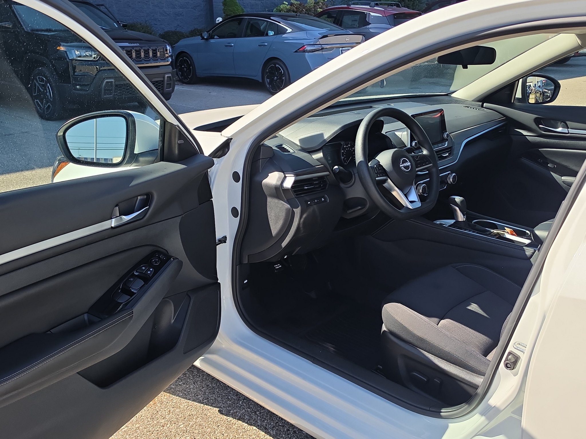 Used 2023 Nissan Altima 2.5 SV FWD image 9