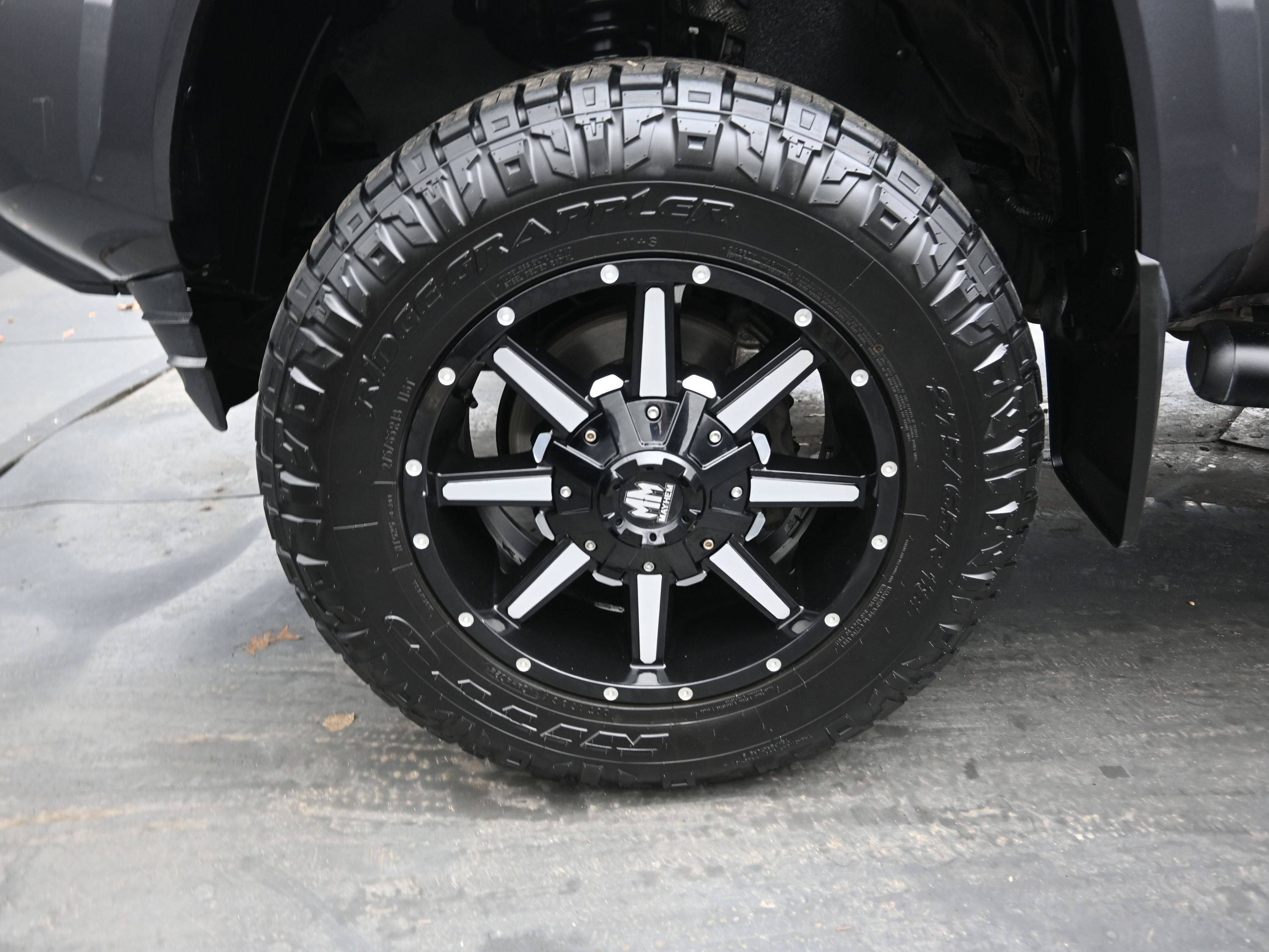 Used 2019 Toyota Tacoma TRD Sport w/ Technology Package image 11