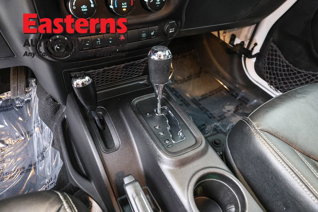 Used 2015 Jeep Wrangler Unlimited Sahara w/ Connectivity Group AWD/4WD image 13