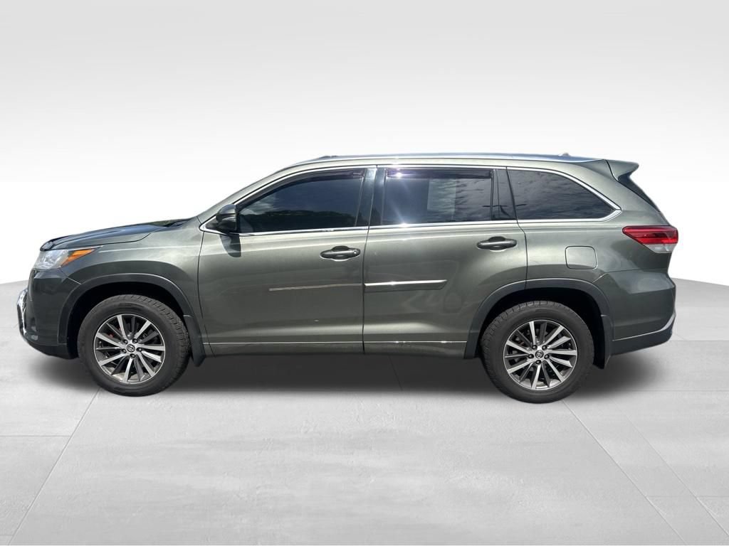 Used 2018 Toyota Highlander XLE w/ Protection Package #3 AWD/4WD image 2