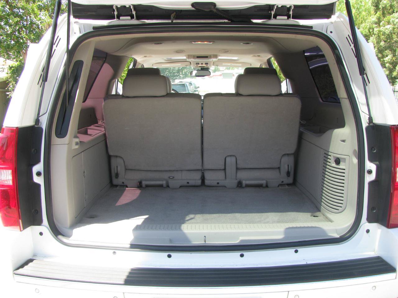 Used 2009 Chevrolet Suburban LTZ RWD image 7