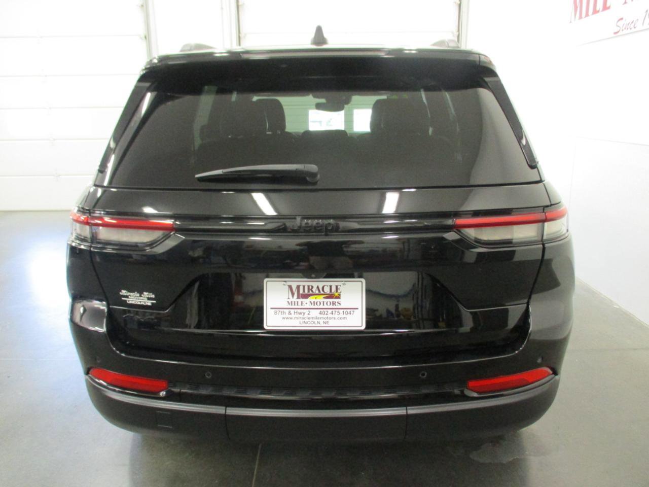 Used 2022 Jeep Grand Cherokee Altitude AWD/4WD image 5