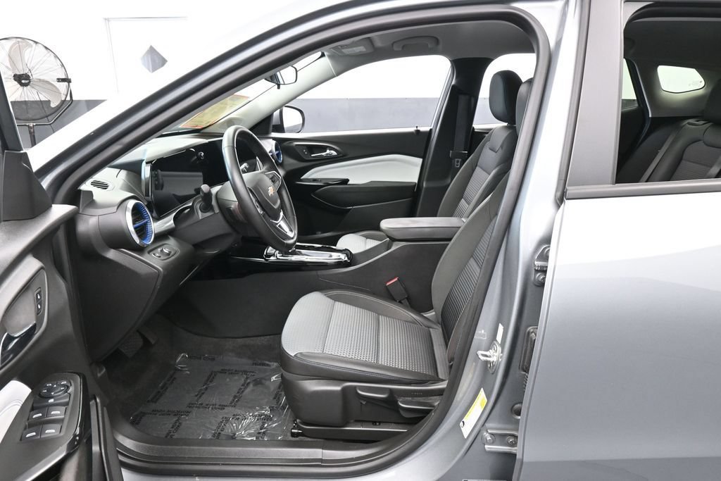 Used 2025 Chevrolet Trax LT w/ Driver Confidence Package FWD image 11