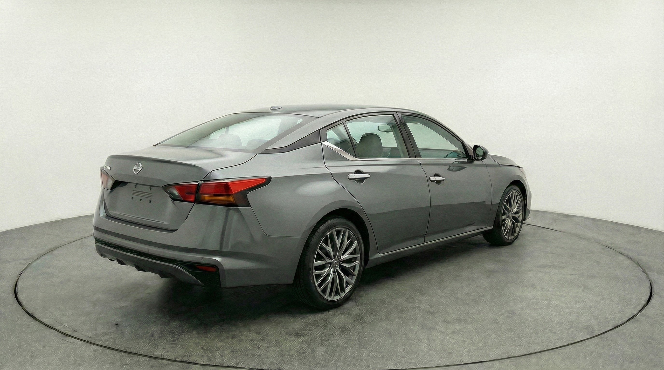Used 2025 Nissan Altima 2.5 SV FWD image 9