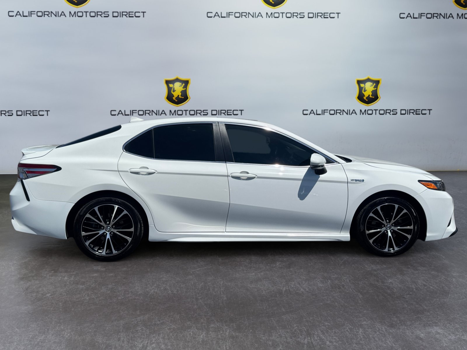 Used 2020 Toyota Camry SE w/ Sunroof Package FWD image 6