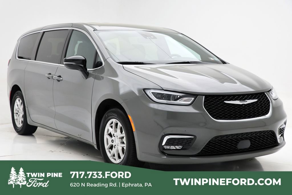 Used 2025 Chrysler Pacifica Select