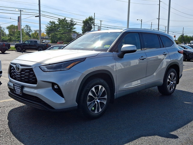 Used 2021 Toyota Highlander XLE AWD/4WD image 3