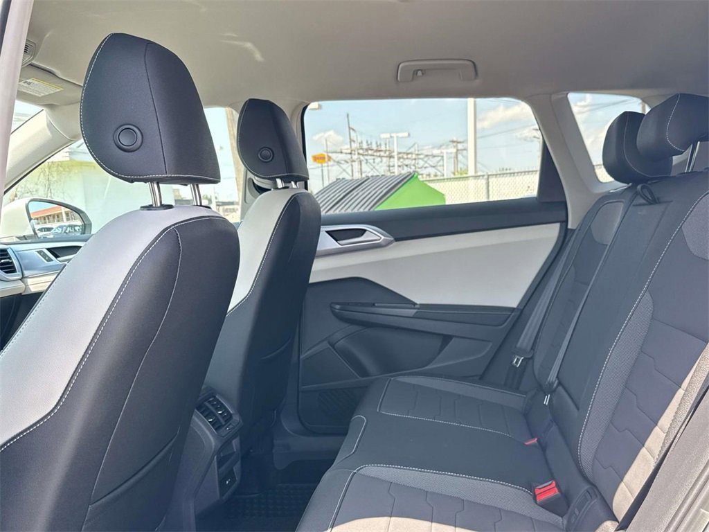 Used 2025 Volkswagen Taos SE image 24