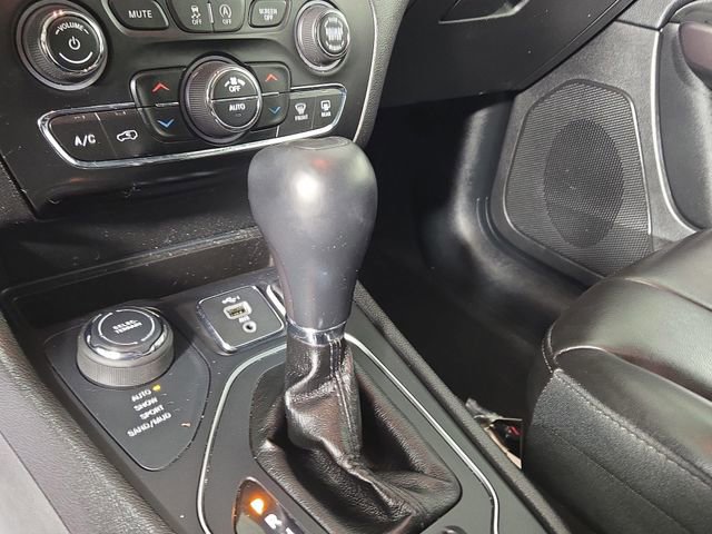 Used 2019 Jeep Cherokee Latitude Plus w/ Comfort/Convenience Group image 21