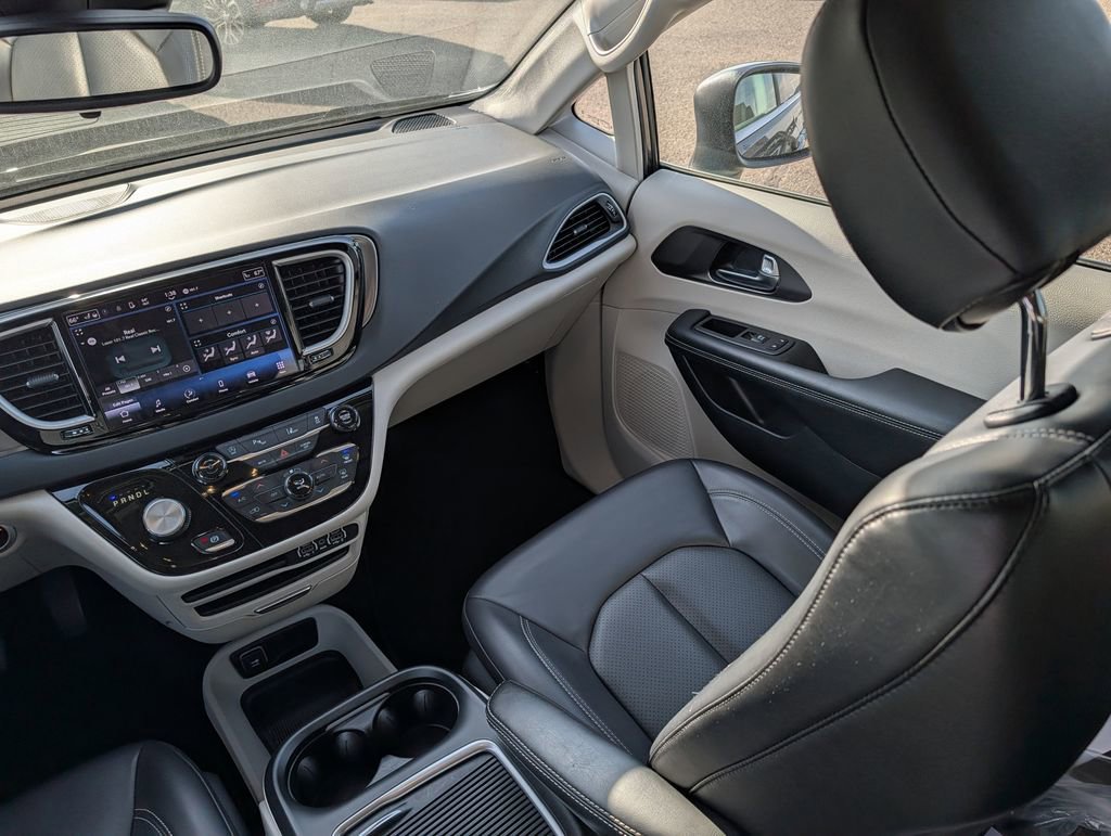 Used 2023 Chrysler Pacifica Touring-L FWD image 11