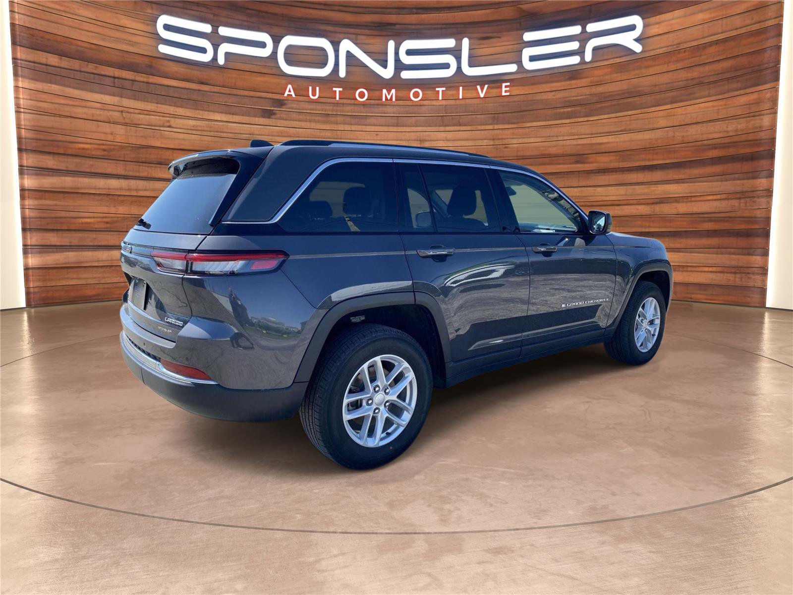 Used 2023 Jeep Grand Cherokee Laredo image 7