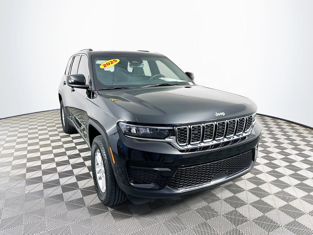 Certified 2025 Jeep Grand Cherokee Laredo w/ Luxury Tech Group I image 2