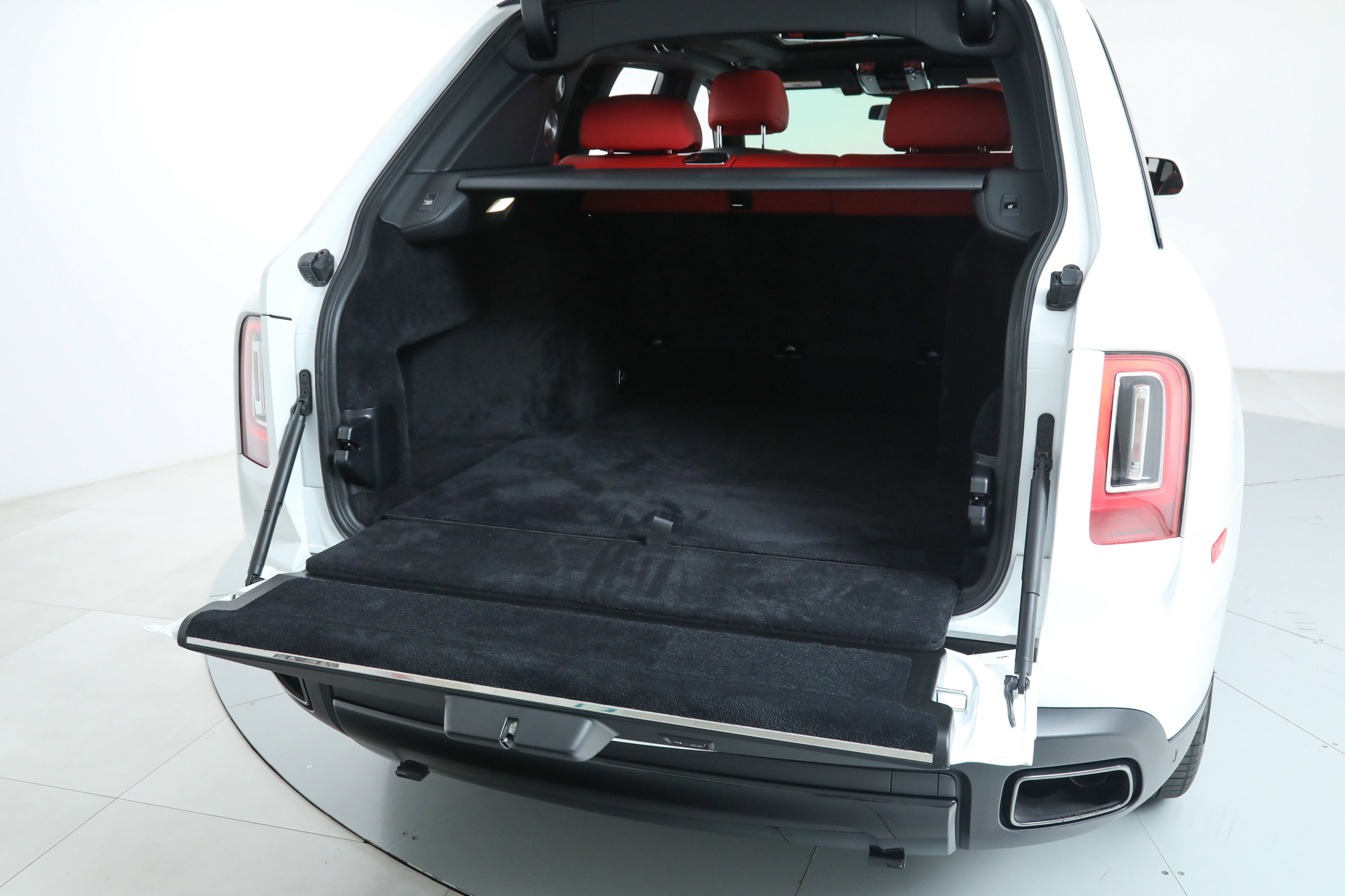 Used 2023 Rolls-Royce Cullinan Black Badge w/ Dark Exterior Package image 43