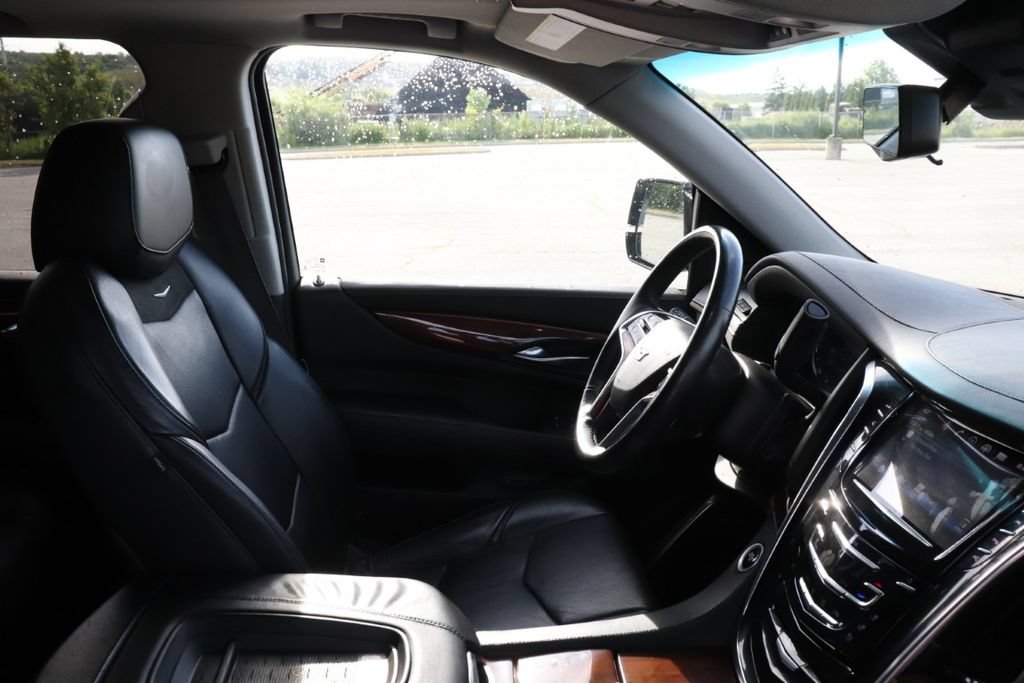 Used 2017 Cadillac Escalade Luxury AWD/4WD image 10