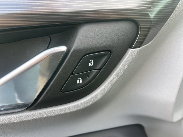 Used 2023 GMC Terrain SLE w/ Driver Convenience Package image 13