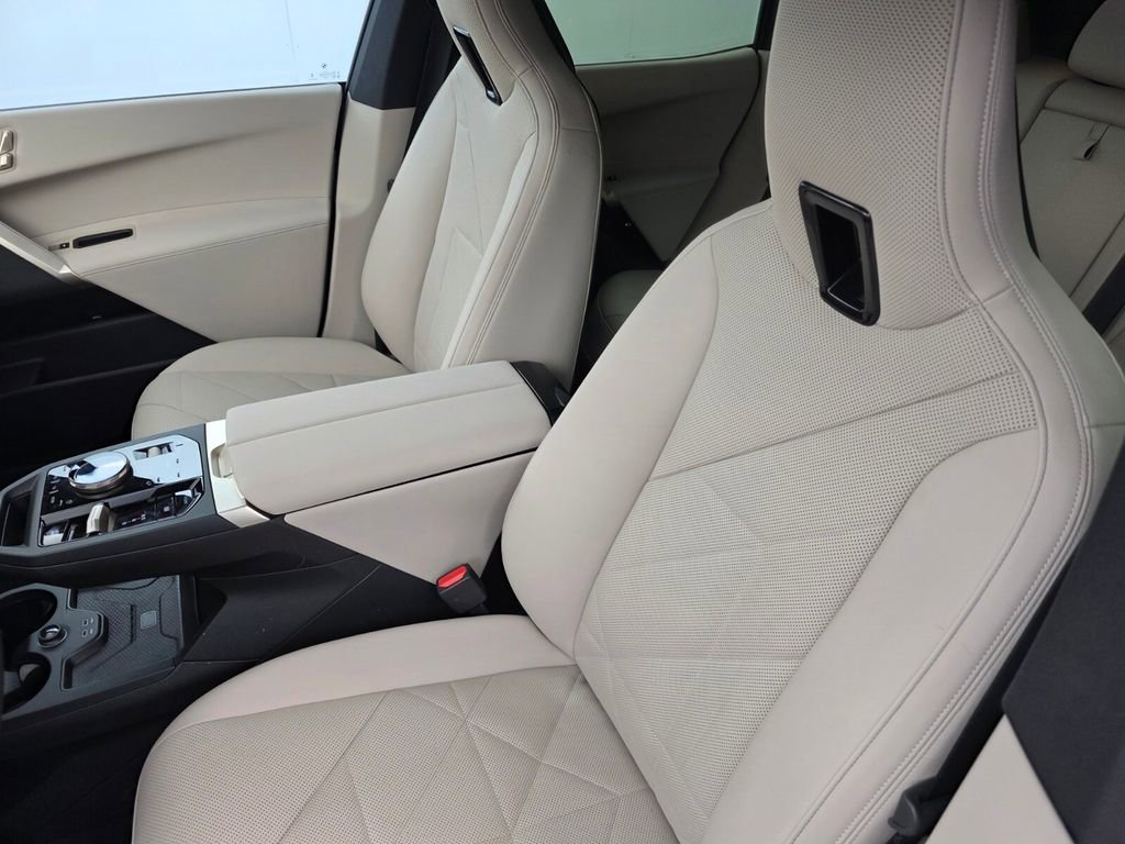 Used 2023 BMW iX xDrive50 w/ Sport Package image 11
