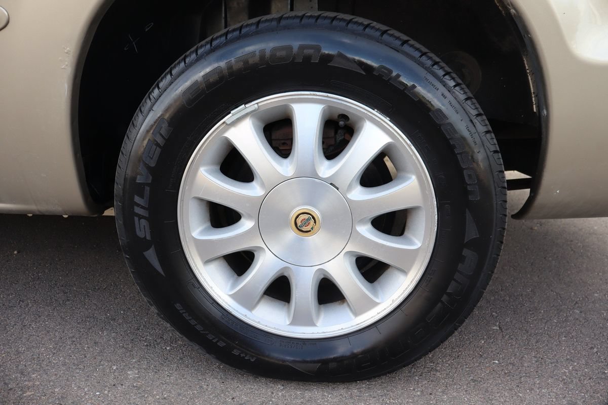 Used 2002 Chrysler Town & Country EX FWD image 40