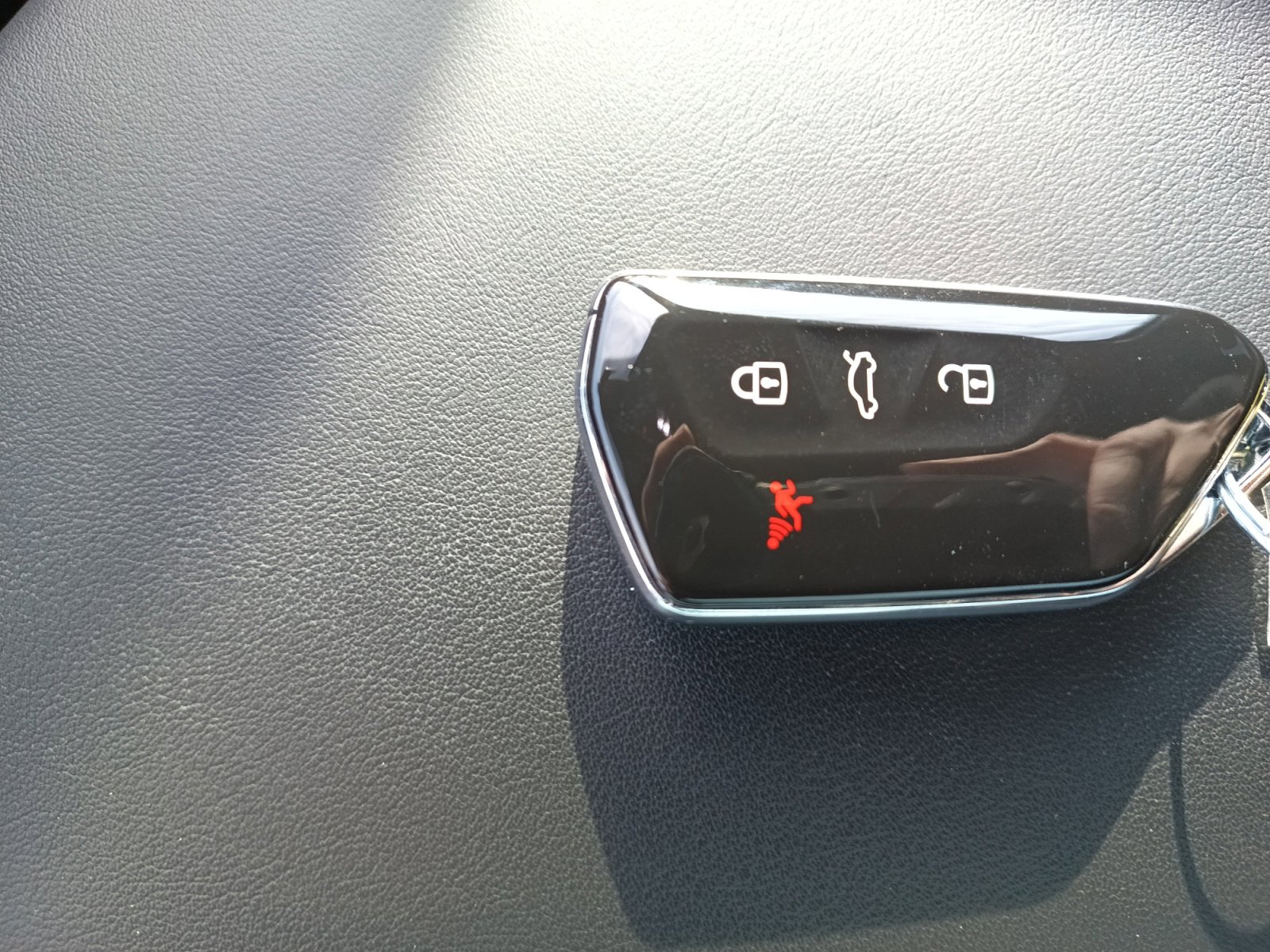 Used 2024 Volkswagen Atlas Cross Sport SE image 25