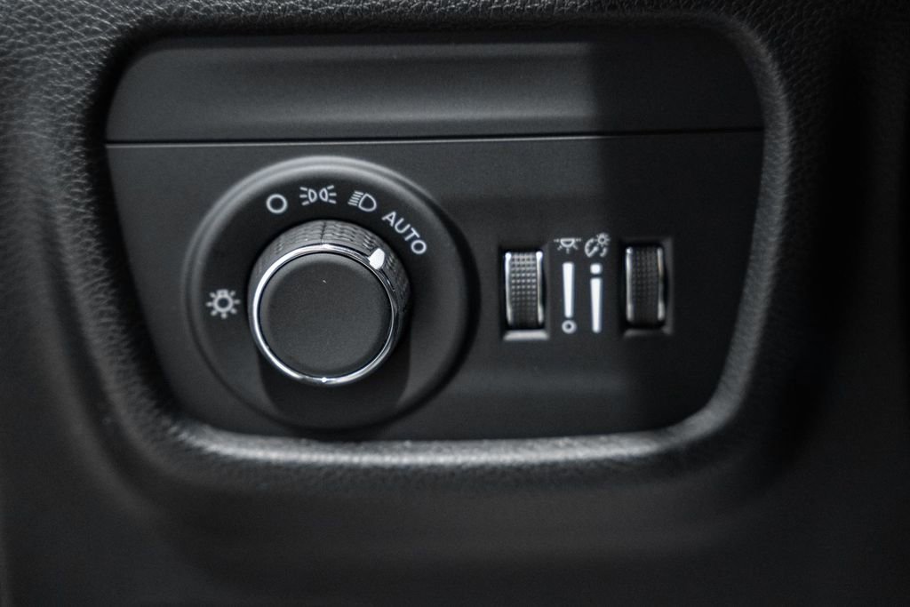 New 2025 Jeep Grand Cherokee Altitude image 39