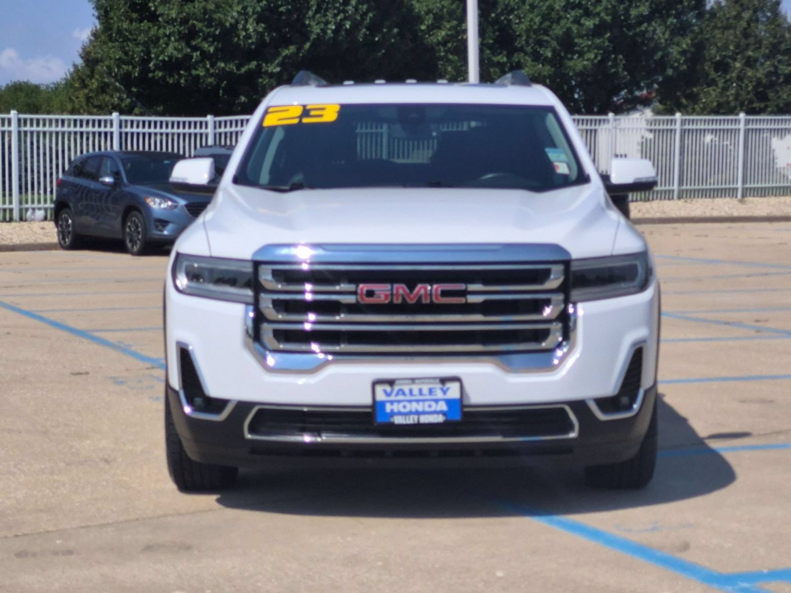Used 2023 GMC Acadia SLT w/ Preferred Package AWD/4WD image 3