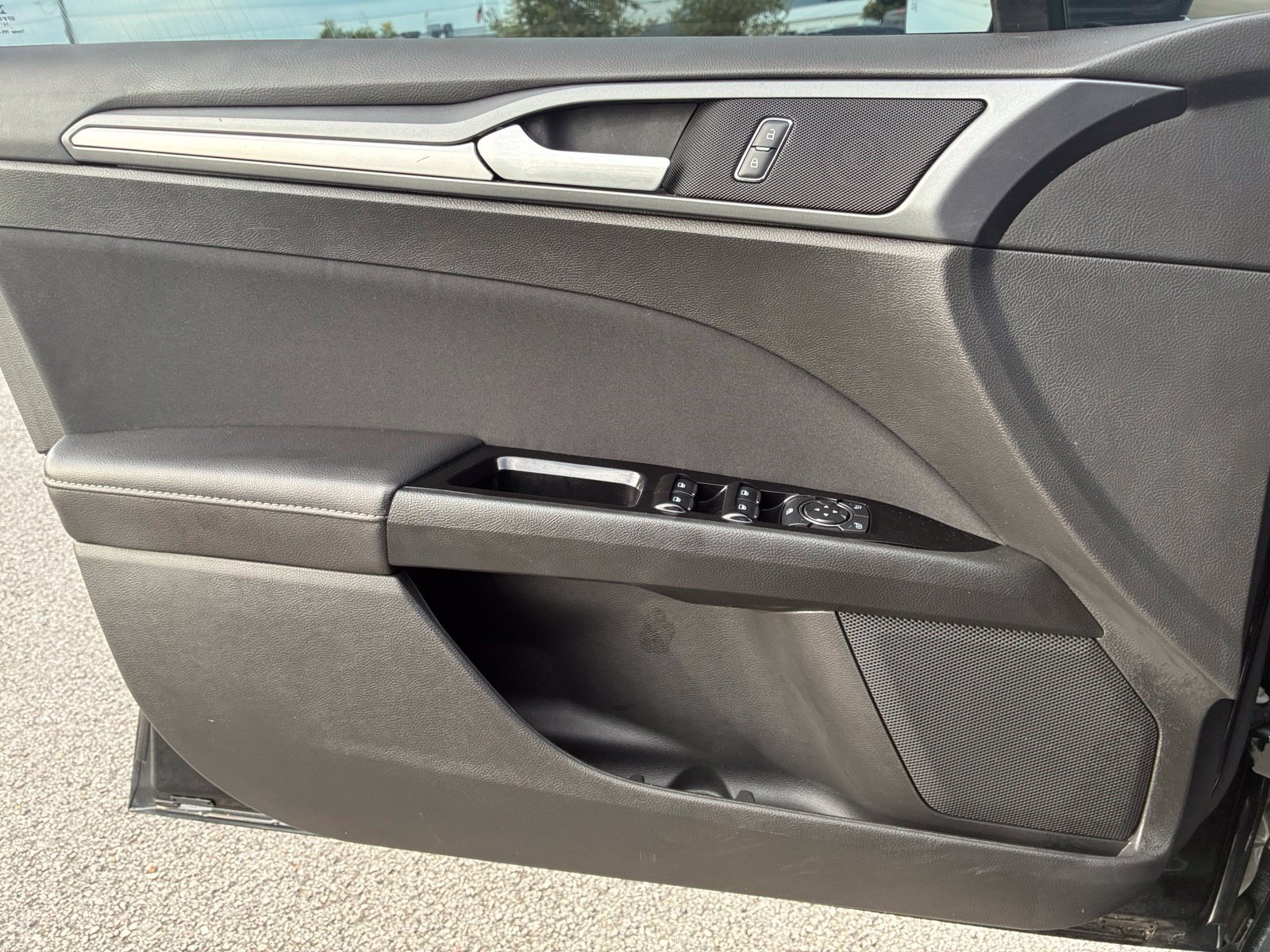 Used 2015 Ford Fusion SE FWD image 9