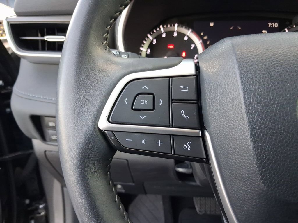 Used 2023 Toyota Highlander XLE FWD image 17