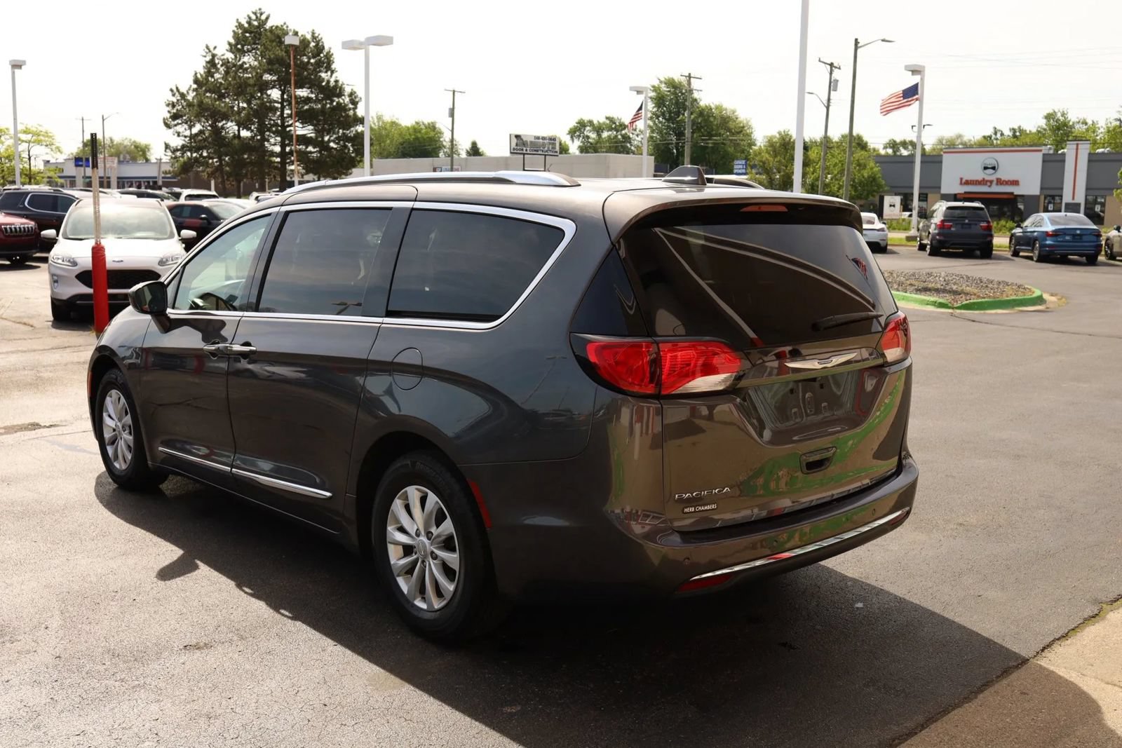 Used 2018 Chrysler Pacifica Touring-L FWD image 7