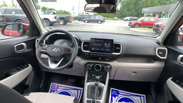 Used 2024 Hyundai Venue SEL FWD image 21